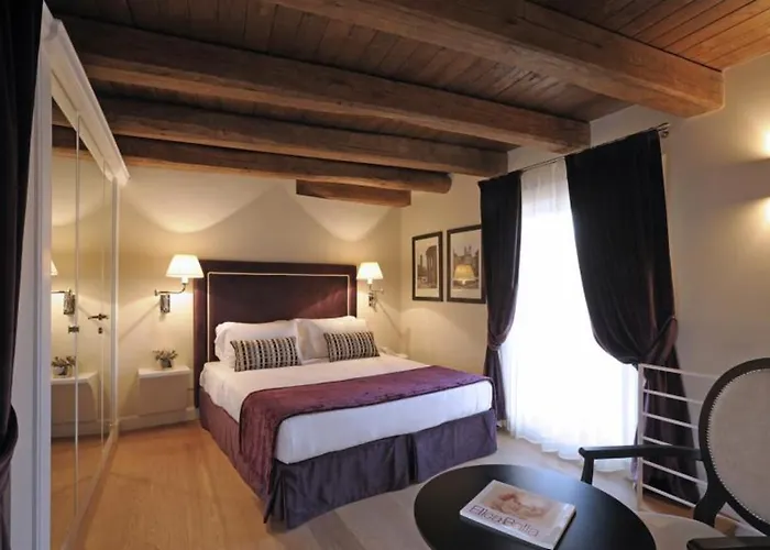 Hotel Trevi Palace Luxury Rome
