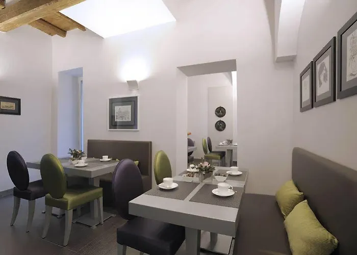 Otel Trevi Palace Luxury Roma